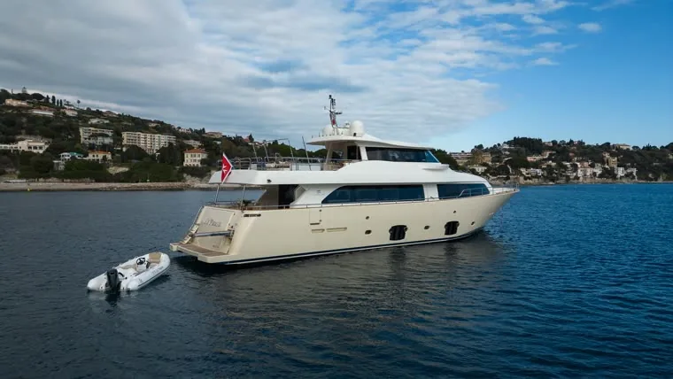 La Pausa alongside at anchor